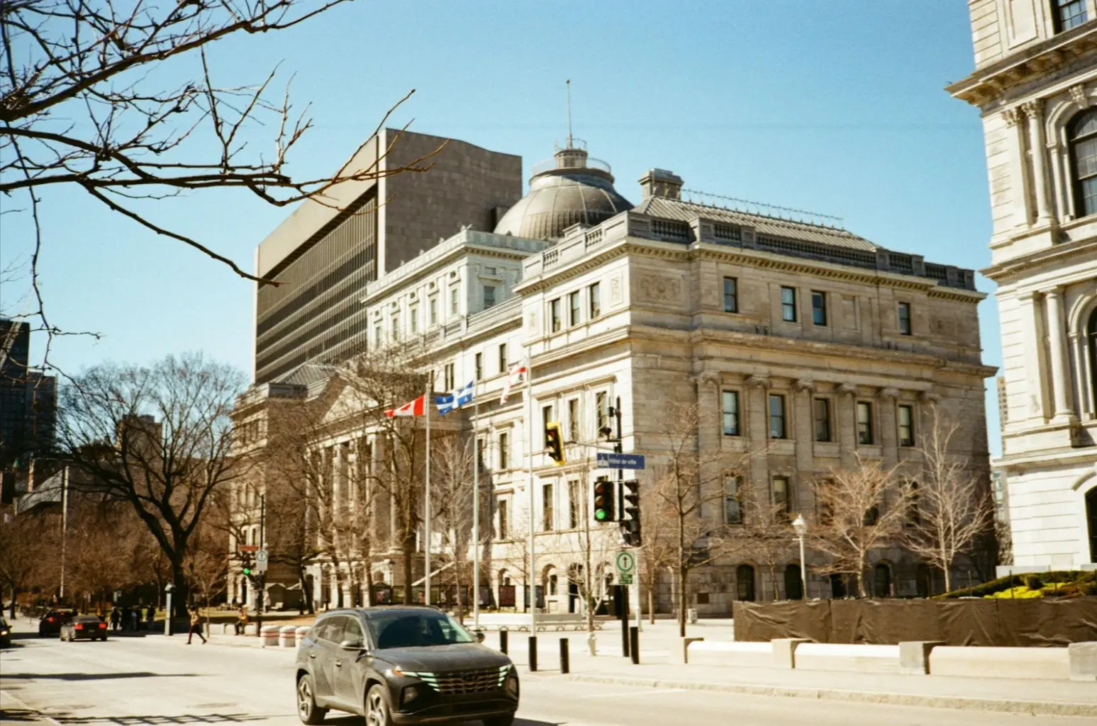 Alt text: Historic buildings line downtown Montreal street during winter. Image by Aymerik Grenier from Pexels