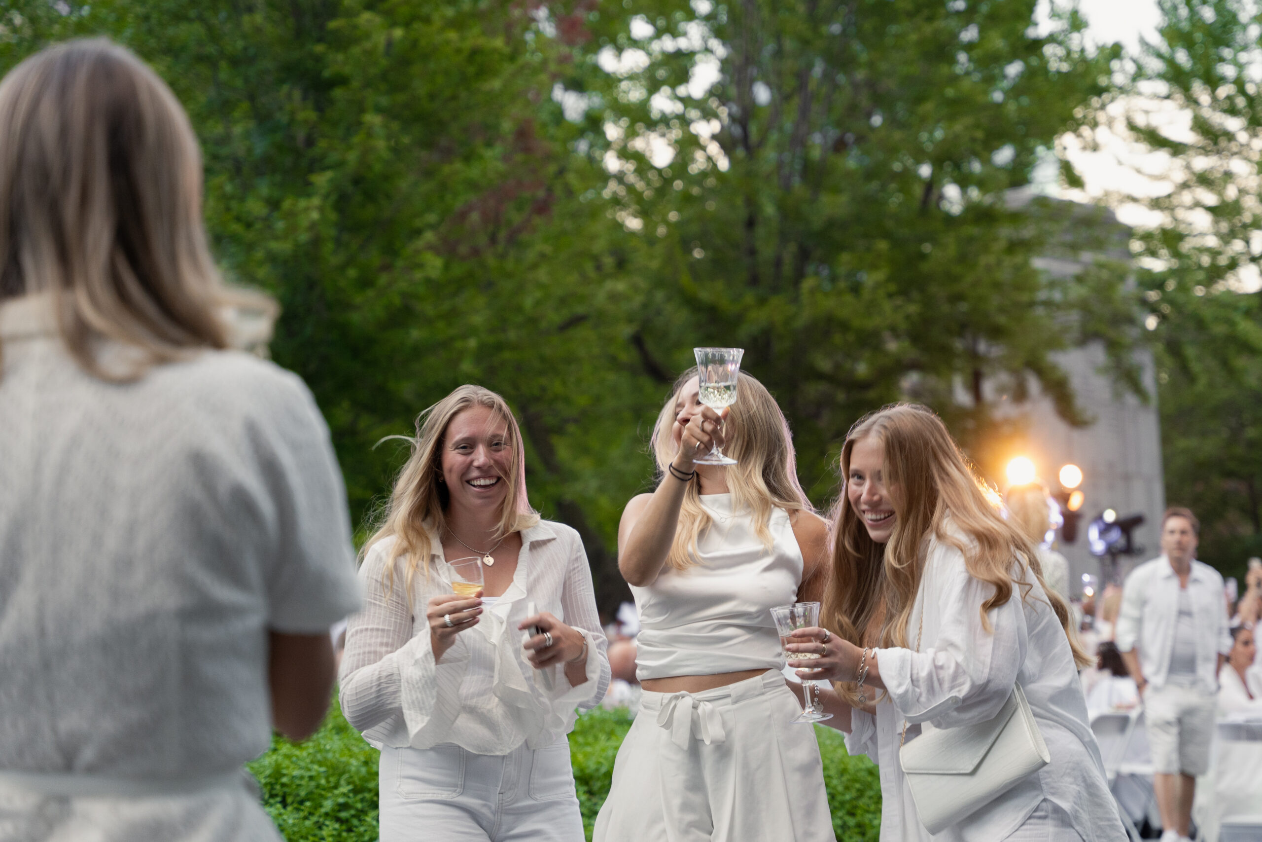 Dîner en Blanc - crowds in montreal