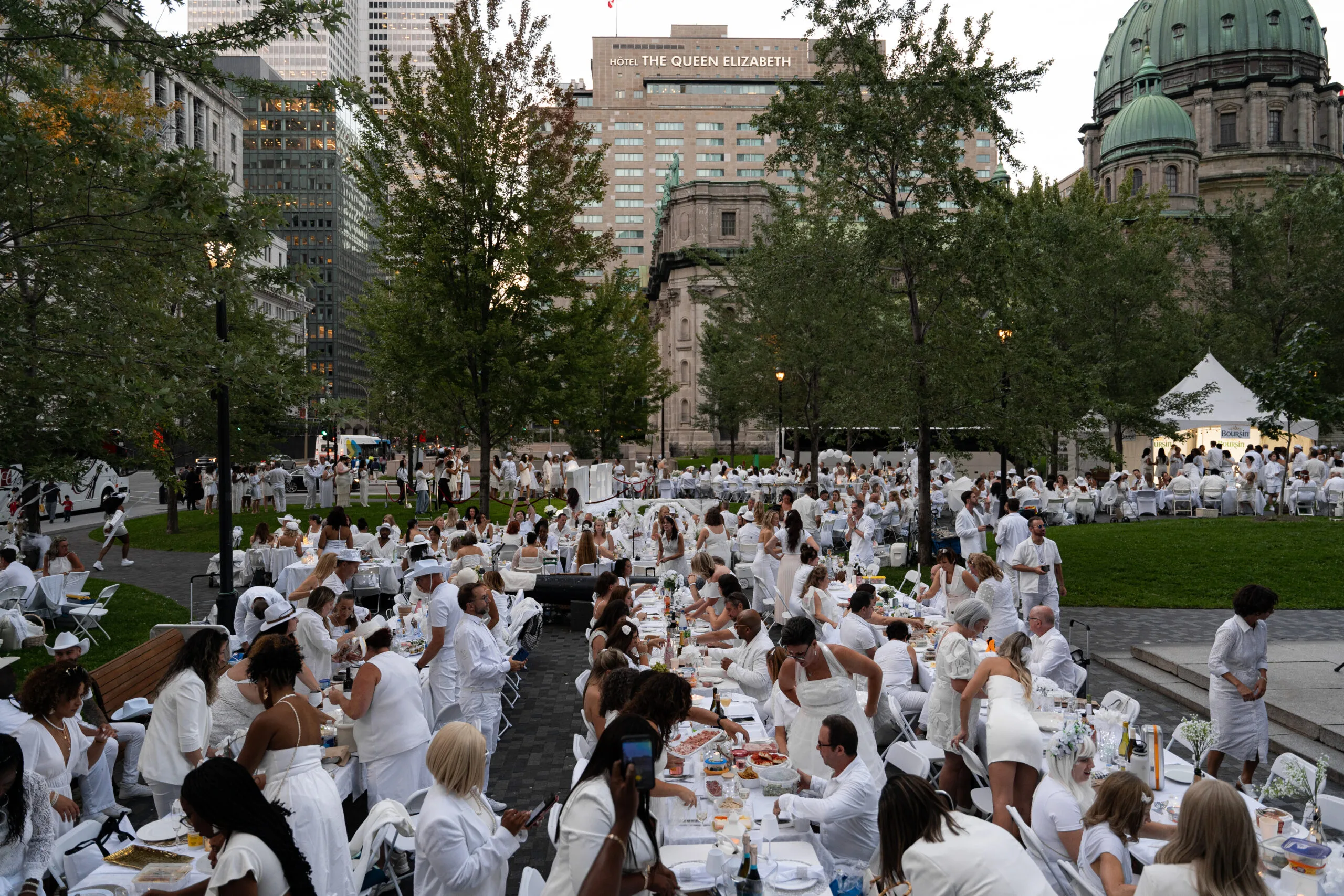 Dîner en Blanc - crowds in montreal