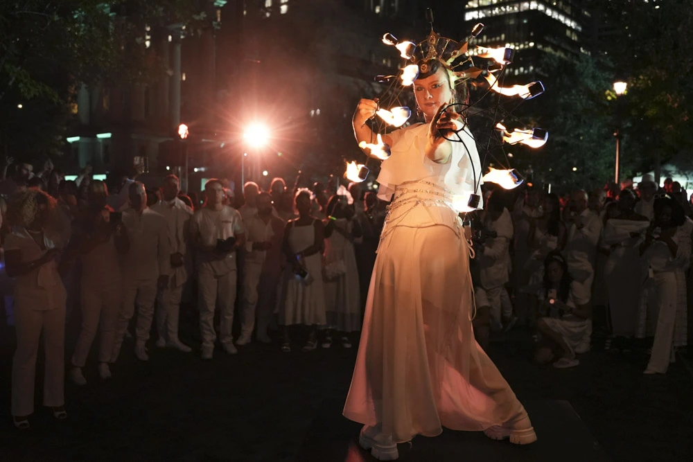 Dîner en Blanc - crowds in montreal - performances