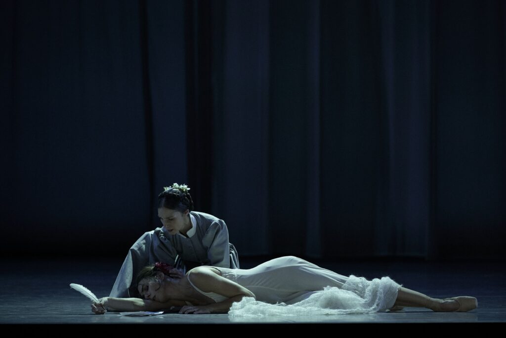 Dramatic scene from La Dame aux camélias at Les Grands Ballets