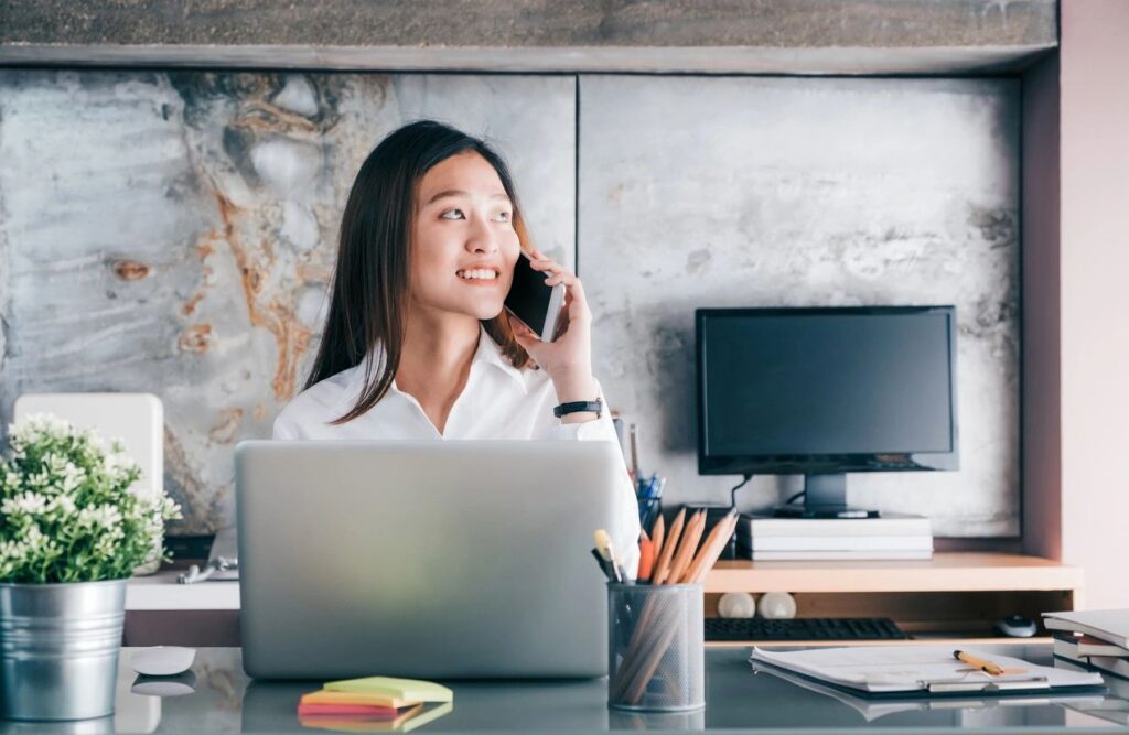 Home office, rented office of co-working. It's easy to work for Arbolus consulting. You chose your time slots.
